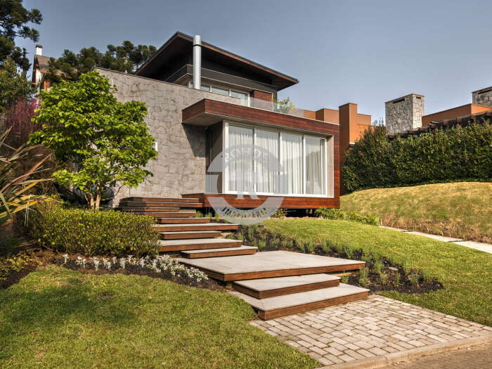 CASA DE TRÊS DORMITÓRIOS EM GRAMADO