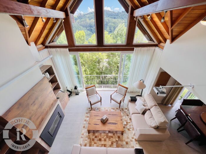 CASA DE TRÊS DORMITÓRIOS EM GRAMADO