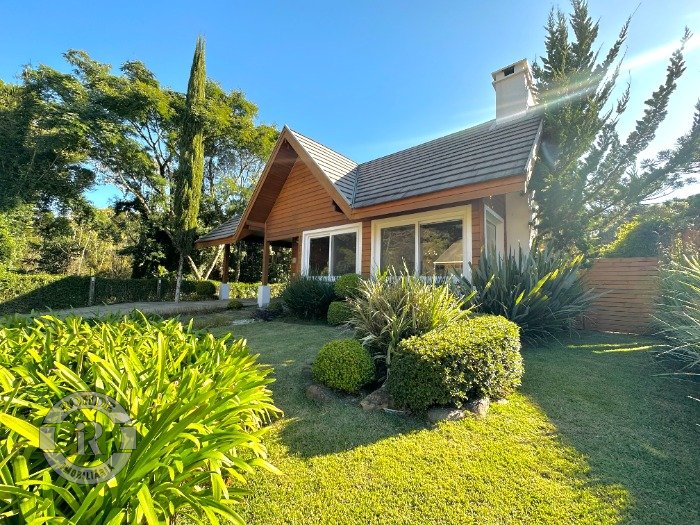 CASA DE TRÊS DORMITÓRIOS EM CANELA