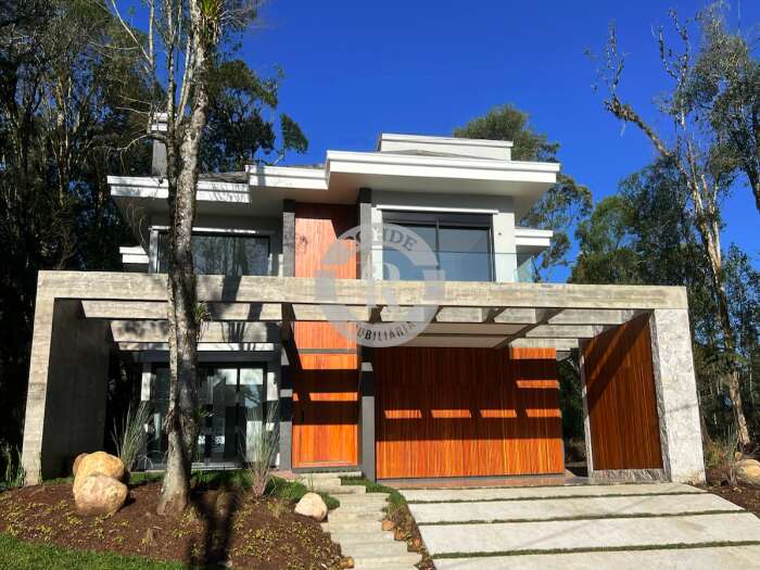 CASA DE TRÊS DORMITÓRIOS EM GRAMADO