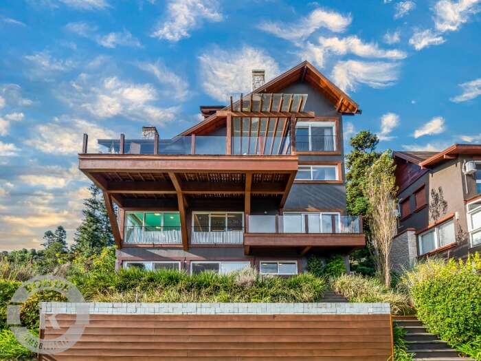 CASA DE CINCO DORMITÓRIOS EM GRAMADO