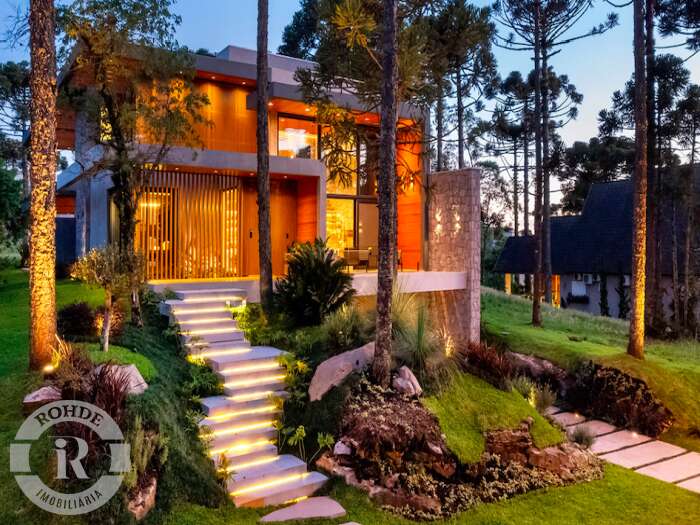 CASA DE CINCO DORMITÓRIOS EM GRAMADO