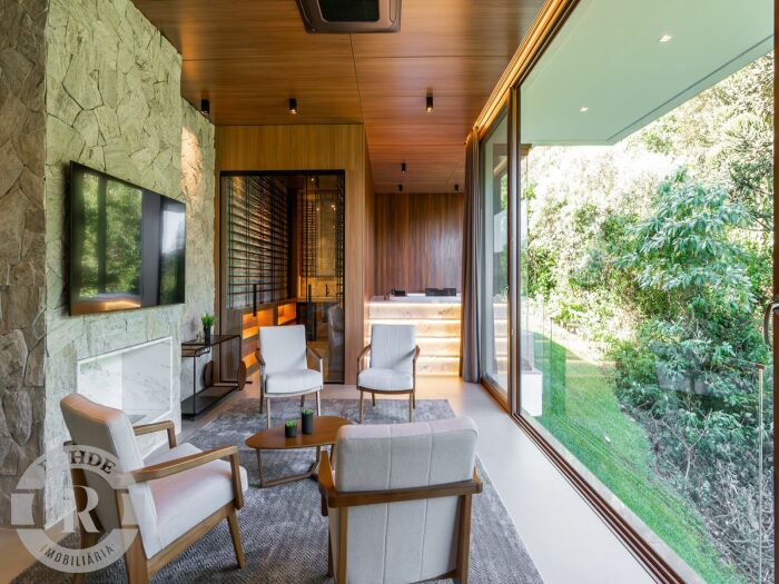CASA DE QUATRO DORMITÓRIOS EM GRAMADO