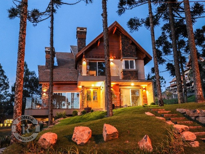 CASA DE CINCO DORMITÓRIOS EM GRAMADO